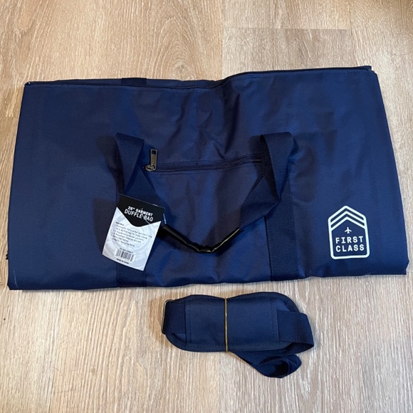 First Class 26” garment to duffel bag with shoulder strap. -new with tag - Picture 5 of 5